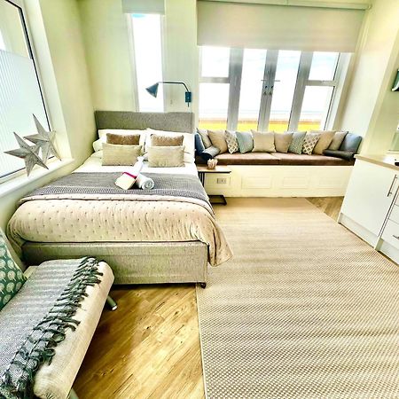 Beachfront Compact Coastal Crib, Direct Sea Views & Air Conditioning Littlestone-on-Sea Kültér fotó
