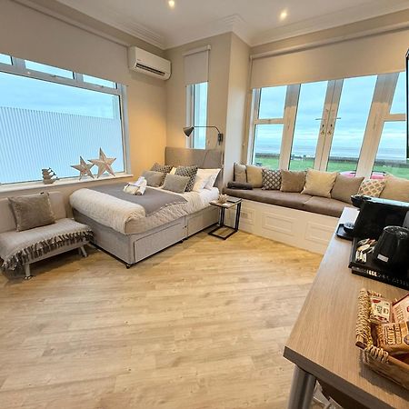 Beachfront Compact Coastal Crib, Direct Sea Views & Air Conditioning Littlestone-on-Sea Kültér fotó