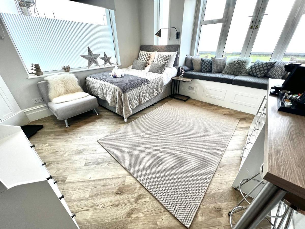 Beachfront Compact Coastal Crib, Direct Sea Views & Air Conditioning Littlestone-on-Sea Kültér fotó