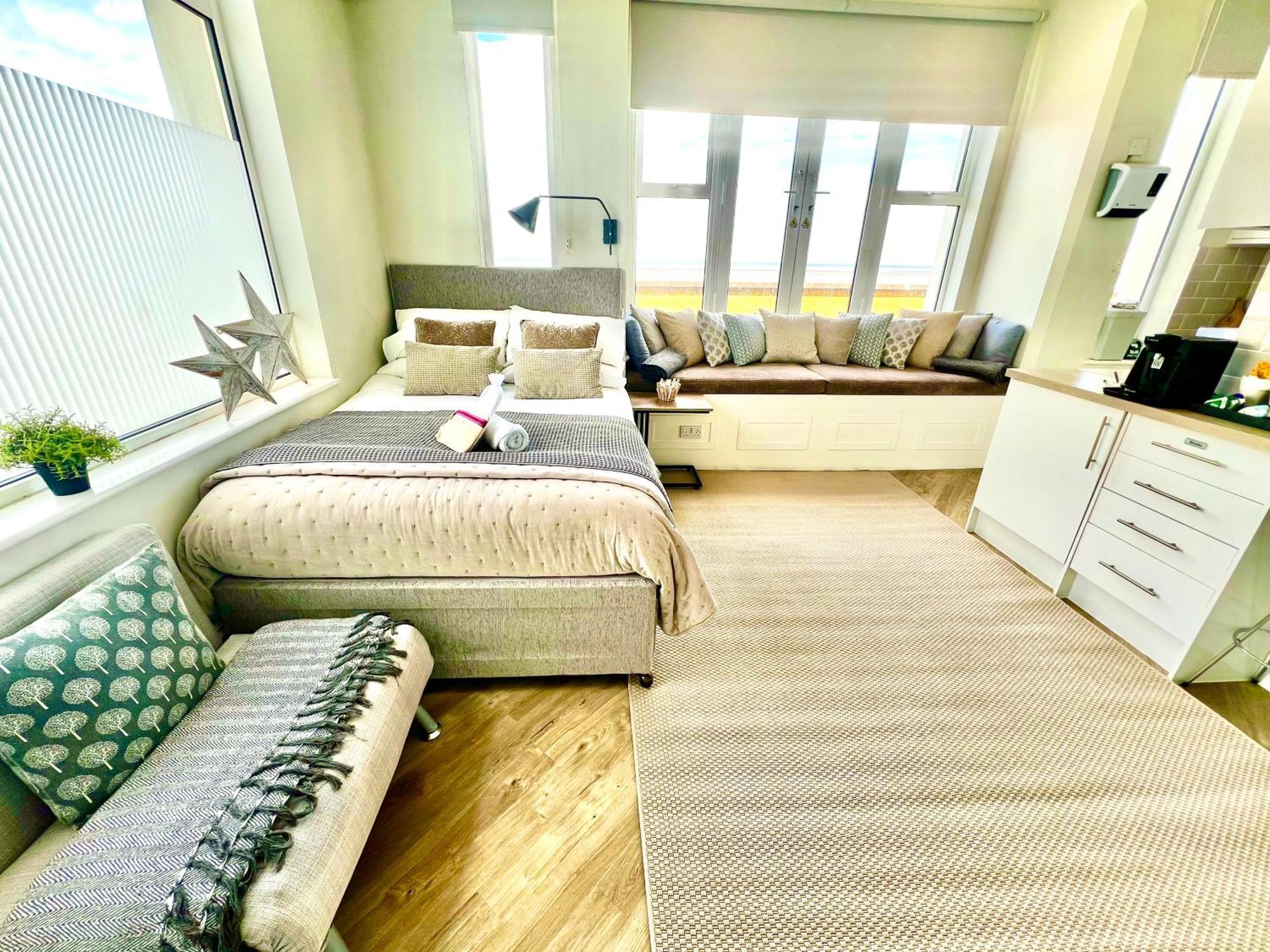 Beachfront Compact Coastal Crib, Direct Sea Views & Air Conditioning Littlestone-on-Sea Kültér fotó